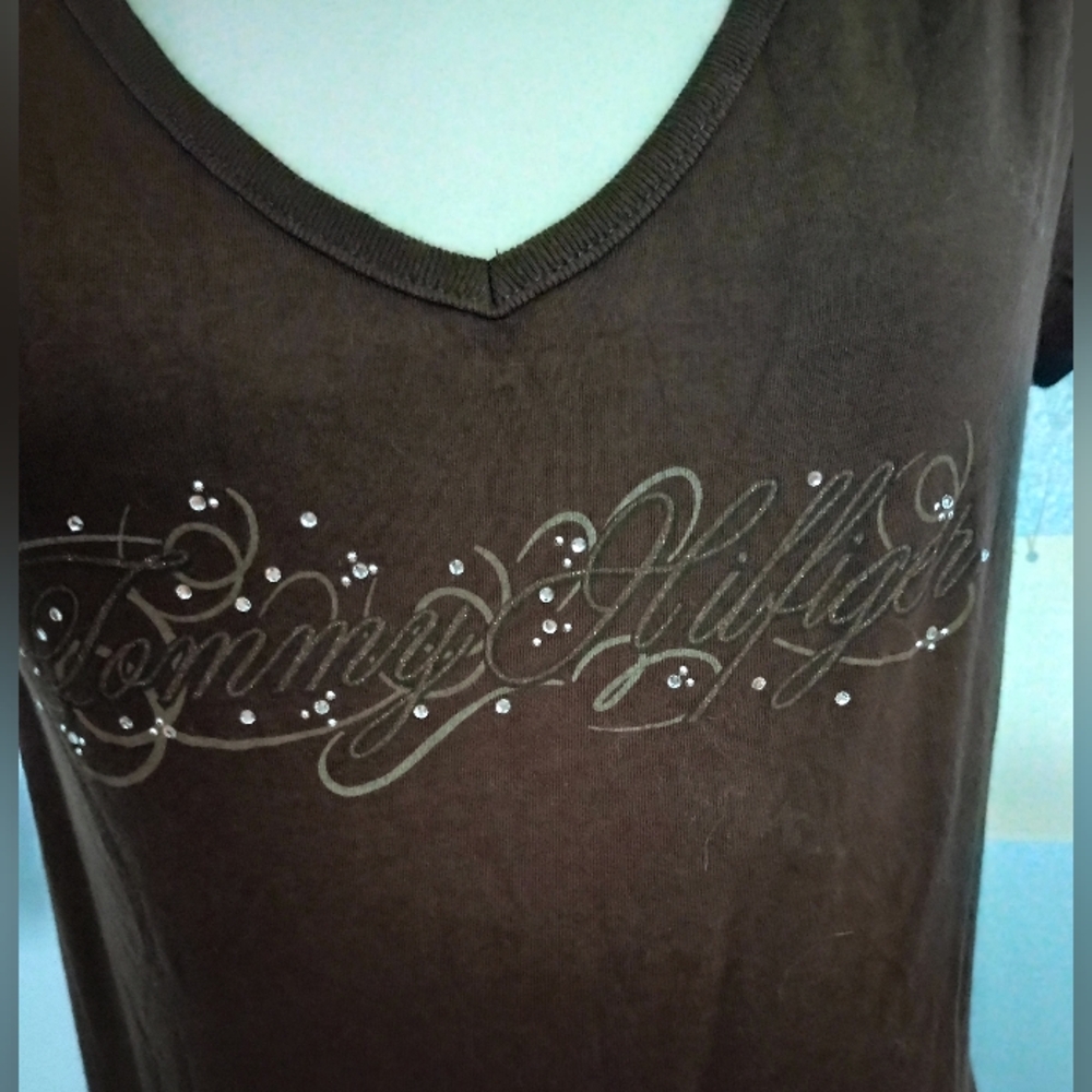 Tommy Hilfiger Vintage 2002 Brown Embellished V-Neck T-Shirt - Picture 2 of 8